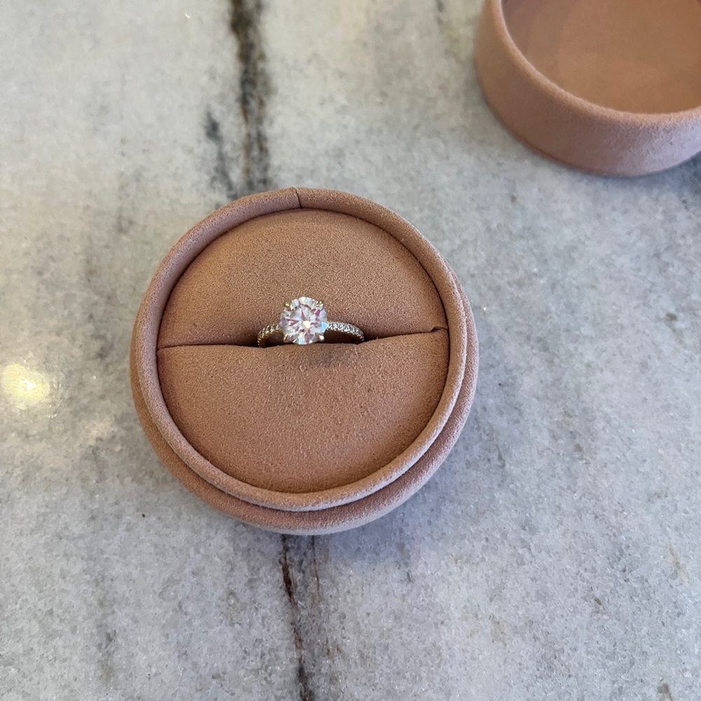 VRAI 1.5 Ct Round Pave 14k Yellow Gold